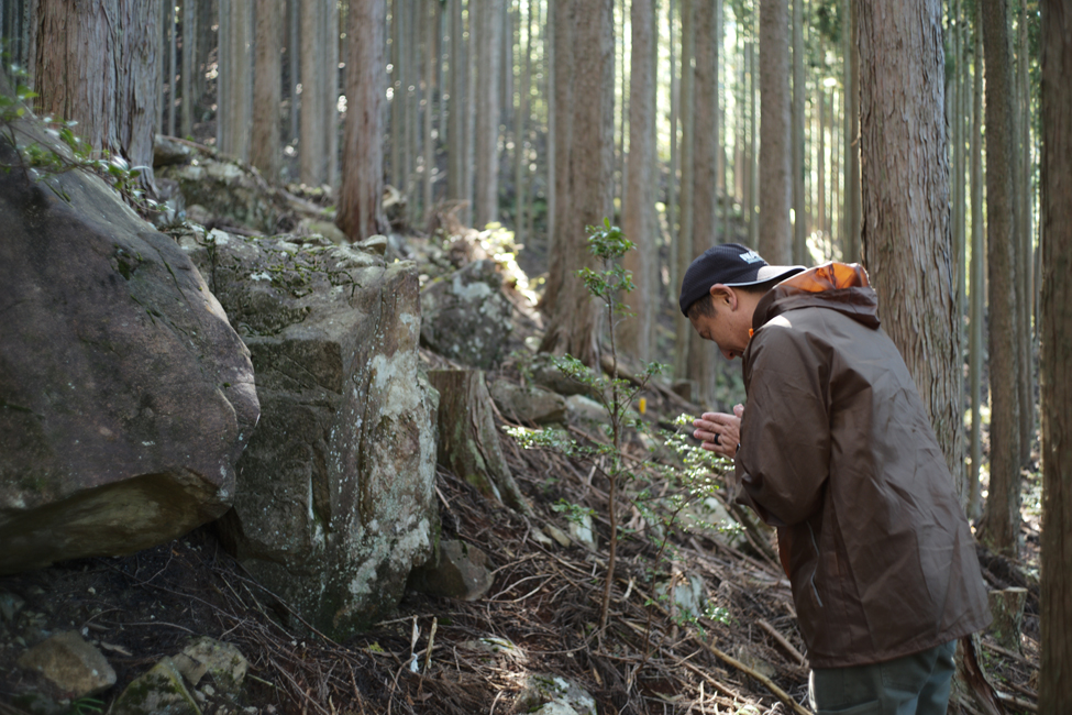 山の神様に手を合わせる