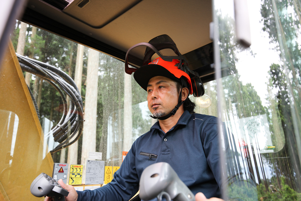 林業機械を操作する晃崇さん