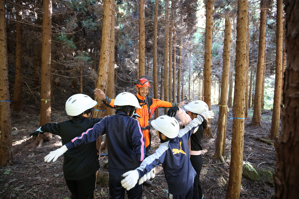 森の中で子どもたちは学んでいく