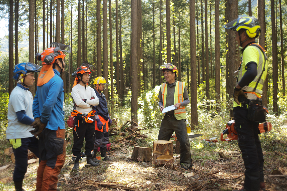 成行さんが研修生に語り掛ける