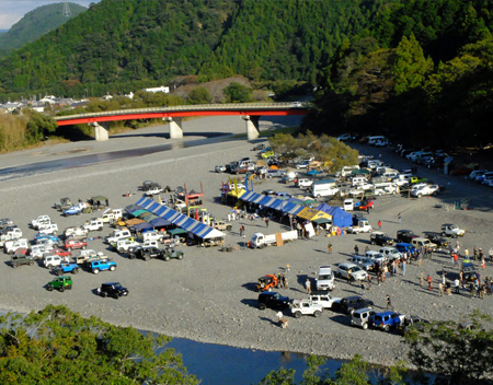 にぎわうキャンプ場
