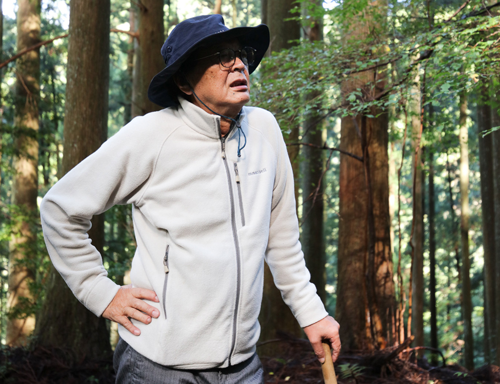 つるはしを手に森に入る追平さん